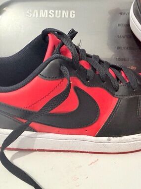 Nike Kids Black and Red Low-Top Sneaker